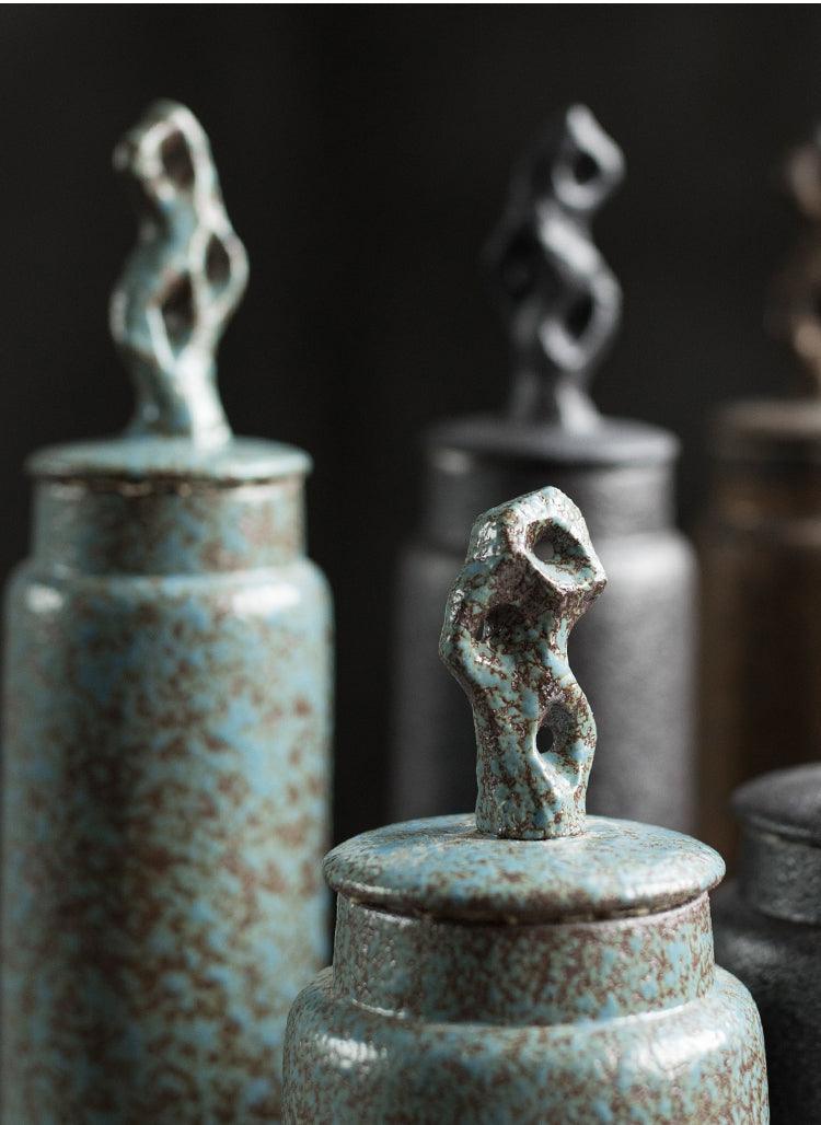 Pojemnik na Herbatę Ceramiczny z Rzeźbioną Pokrywką w Stylu Wabi-Sabi