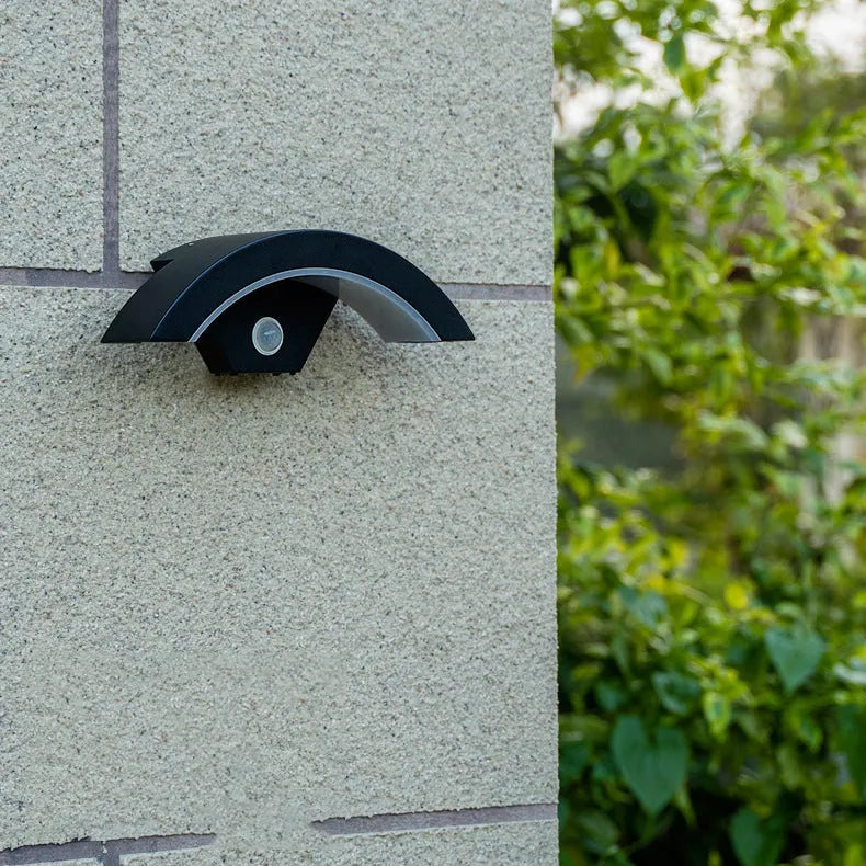 Zewnętrzna Lampa Ścienna Modern z Czujnikiem Ruchu i Łukiem Akrylowym