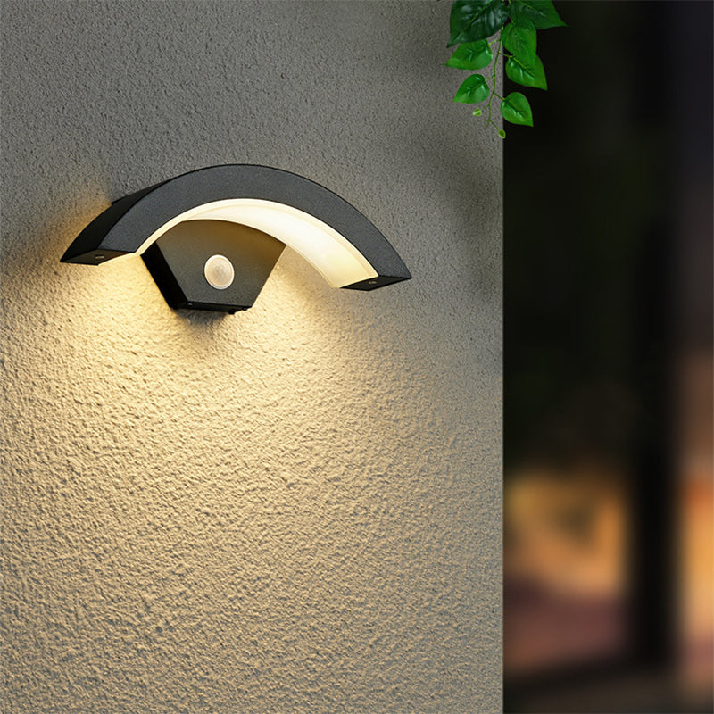 Zewnętrzna Lampa Ścienna Modern z Czujnikiem Ruchu i Łukiem Akrylowym ##POS:4##