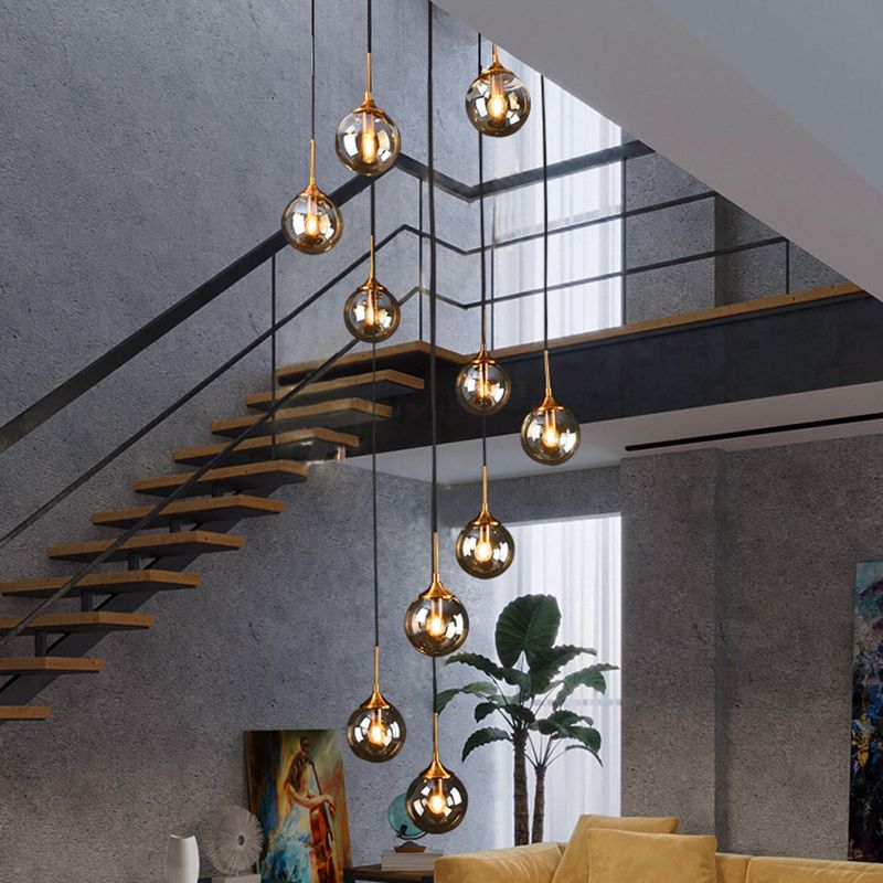 Żyrandol Glamour na Klatkę Schodową ze Szklanymi Kulami w Spirali